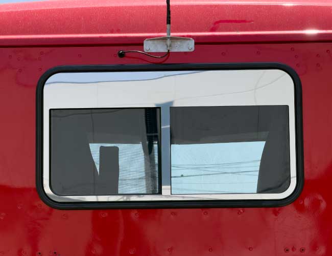 1 PC. DAYCAB REAR WINDOW 5" CHOP TOP & INNER SURROUND W/DIVIDER